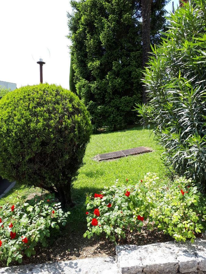 Il Glicine Sul Garda Appartamento Turistico Peschiera del Garda Exteriör bild